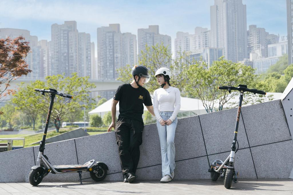 KuKirin A1 Electric Scooter, 10-inch Tubeless Tires, Dual Braking System, LED Headlight, Tail Light & Turn Signals, 48V Battery, Fast Charging