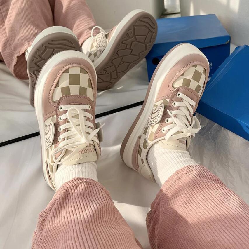 2024 Кроссовки на платформе Модные новые женские кроссовки с шахматным узором Осенние студенческие повседневные туфли для повседневной носки Женская обувь