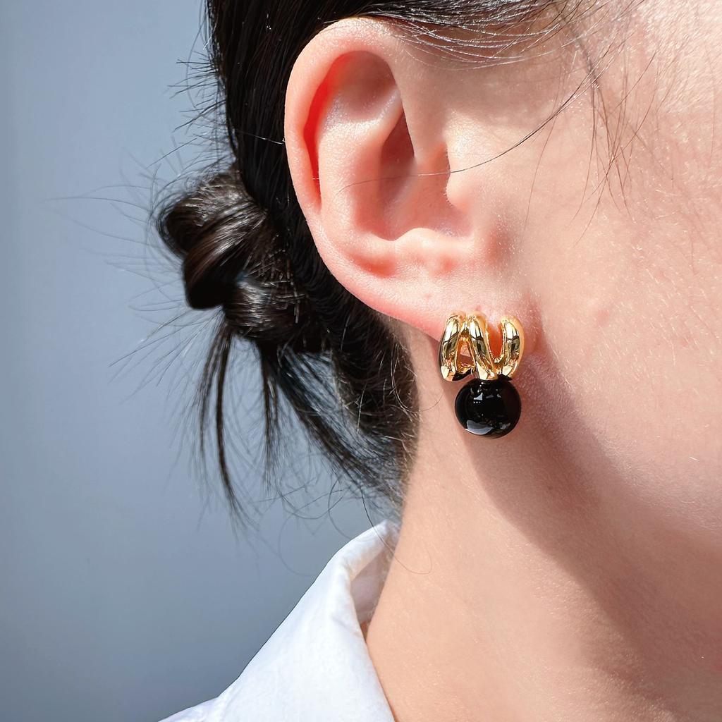 Autumn And Winter New French Black Agate Commuter Earrings Fashionable Wavy Metal Stud Earrings Women'S Fashion Silver Needle 702