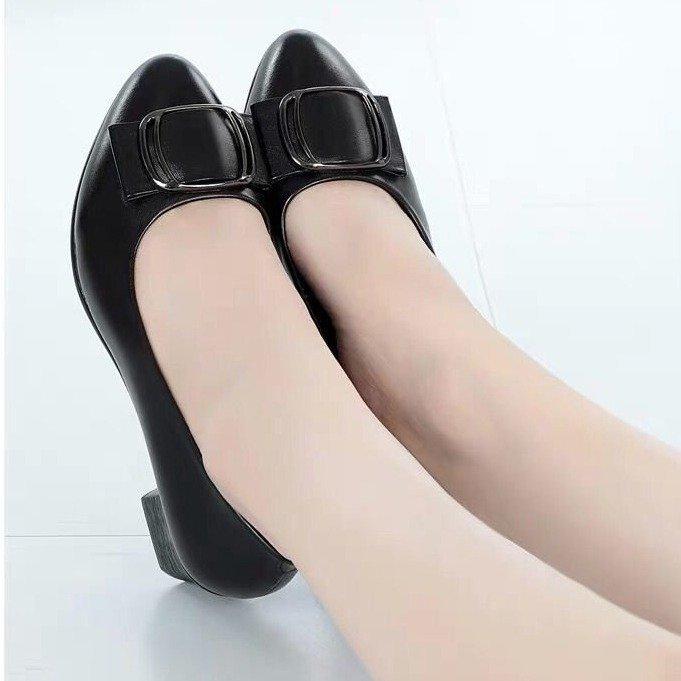 2025 Spring New Middle-aged and Elderly Soft-soled Comfortable Mother Work Shoes Women's Leather Shoes Black Low-heeled Single Shoes