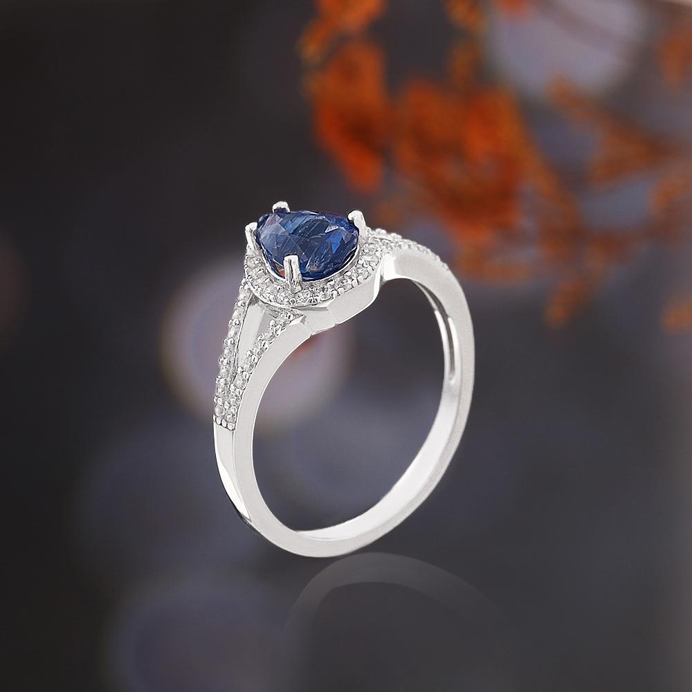 Изысканное женское кольцо из серебра 925 пробы с натуральным кианитом грушевидной формы 6*8 мм. Простые по дизайну изящные украшения для повседневных подарков