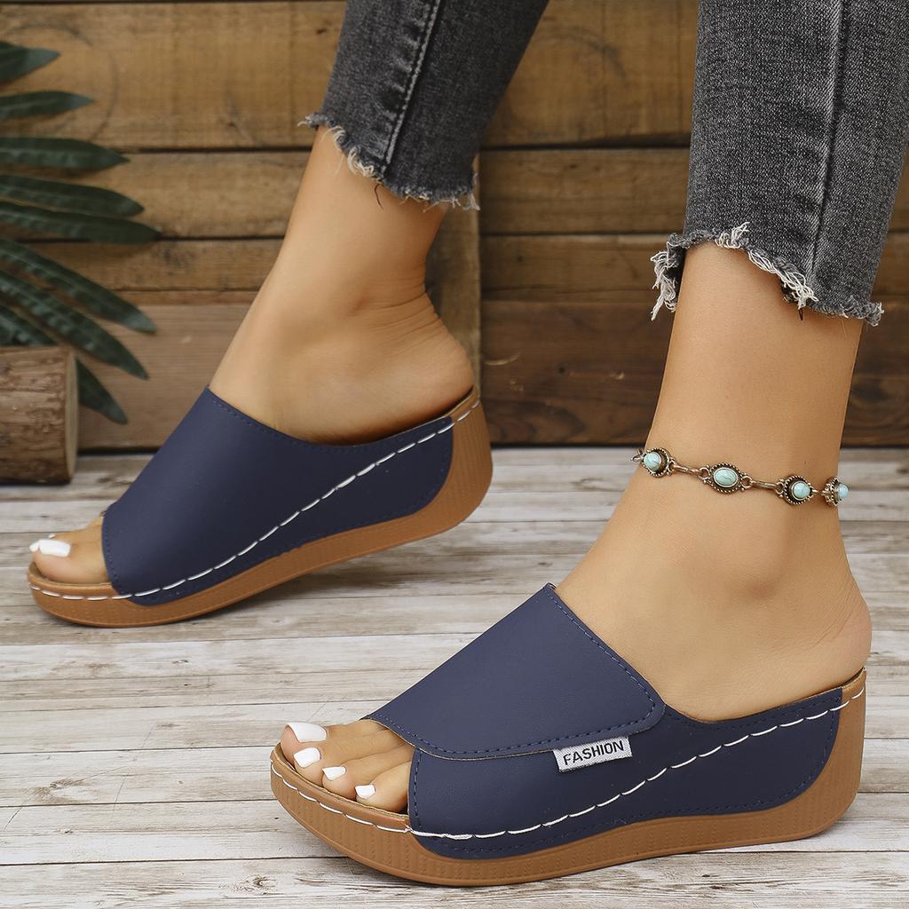 Летние мягкие тапочки на платформе для женщин 2025 года, модные шлепанцы с открытым носком на танкетке, женские легкие нескользящие пляжные туфли на среднем каблуке