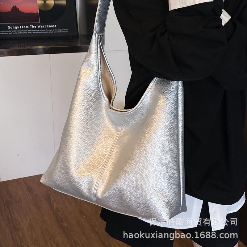 Сумка большой вместимости женская лето 2025 новая универсальная простая на плечо подмышку повседневная рабочая сумка-тоут для поездок