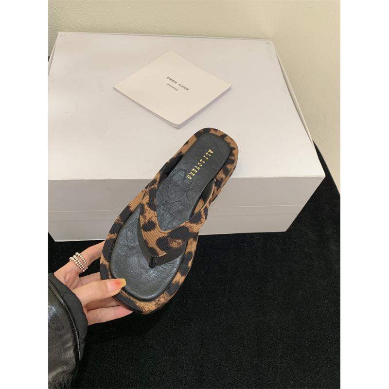 Корейская версия повседневных пляжных шлепанцев на платформе с леопардовым принтом, женские, весна-лето 2025, новые, удобные и нескользящие, для ношения на улице, с перемычкой для пальцев