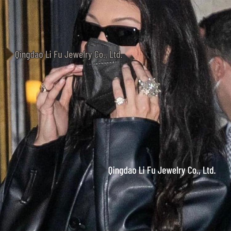 Изысканное многоцветное кольцо из муранского стекла в виде морского ежа