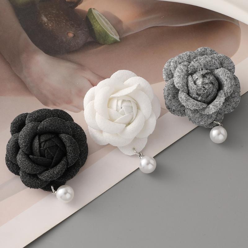 1Pcs Retro Black Camellia Pin Brooch Women French Vintage Small Fragrance Imitation Pearl Brooch Fashionable Jewelry Accessories