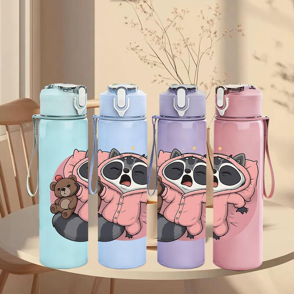 1PC Raccoon Backpack Hug 750ml Color Plastic Sports Water Bottle Leakproof Flip Straw Lid Suitable for Sports Office Home Use