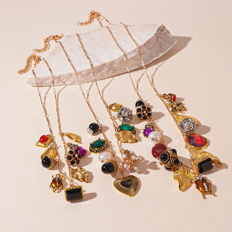 Ретро Ожерелье с инкрустированным бриллиантами сердцем и геометрическим насекомым для женщин - Преувеличенный многоэлементный дизайн