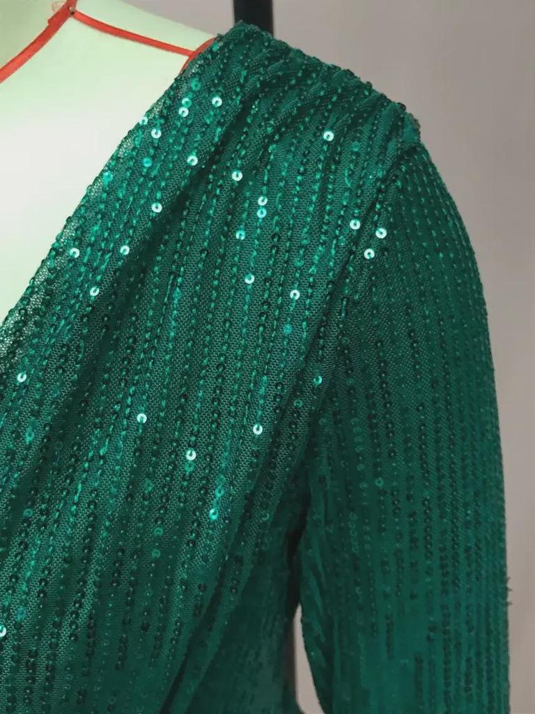 Женская мода осень/зима 2025: Сексуальное платье с V-образным вырезом и пайетками