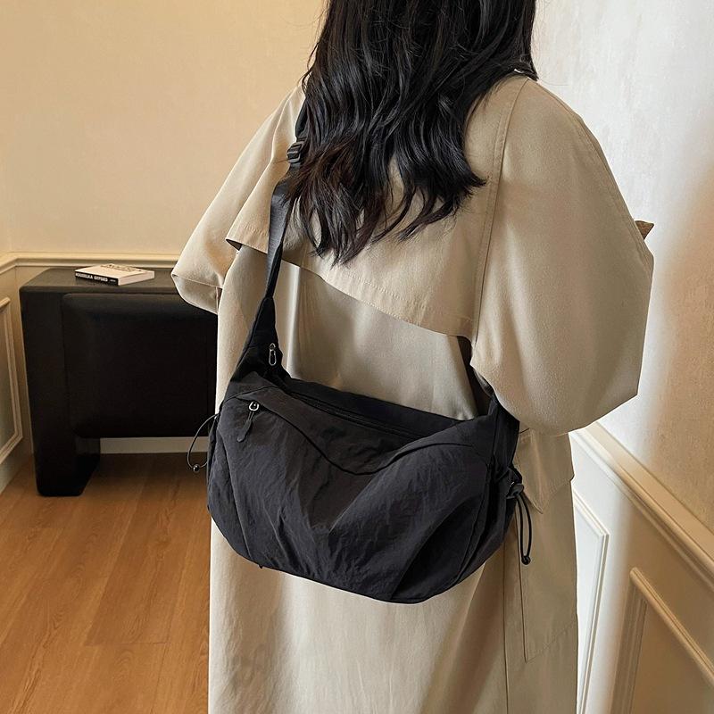 Korean Niche Solid Color Shoulder Bag Fashionable and Simple Dumpling Bag 2025 Autumn New Commuter Large-capacity Messenger Bag