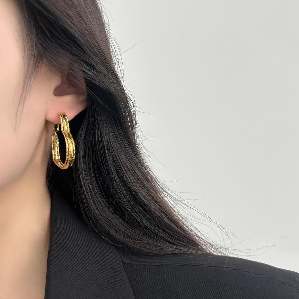 Romantic Heart Earrings, Ear Buckles, Retro Granular Texture, Light Luxury, Three-Dimensional Personality, Unique Modern Minimalist Style