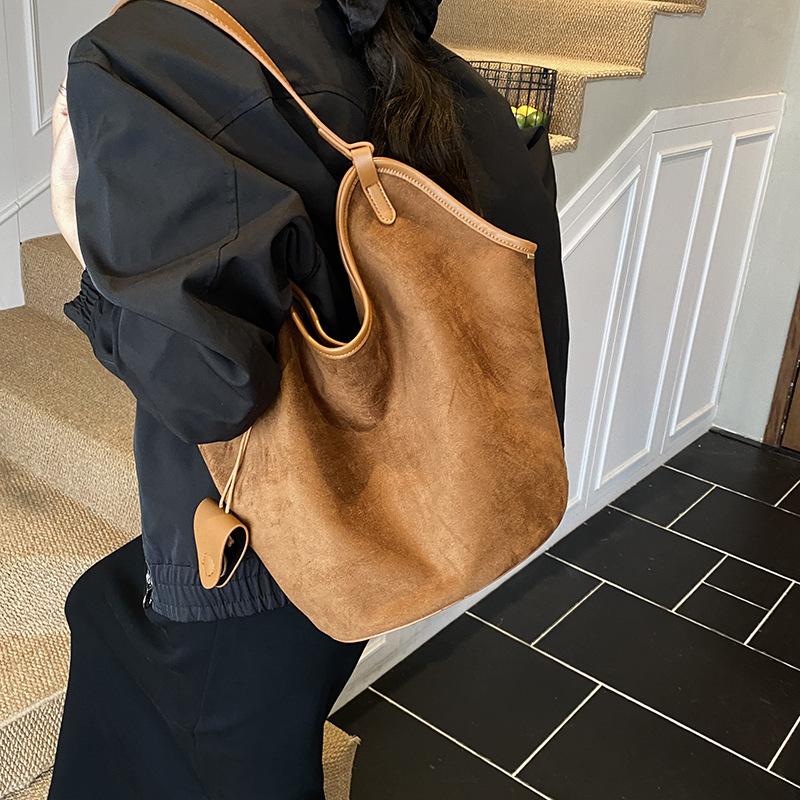 Сумка большой вместимости женская осенне-зимняя универсальная 2025 новая матовая ретро на плечо сумка «мать и дитя» повседневная дорожная сумка-тоут