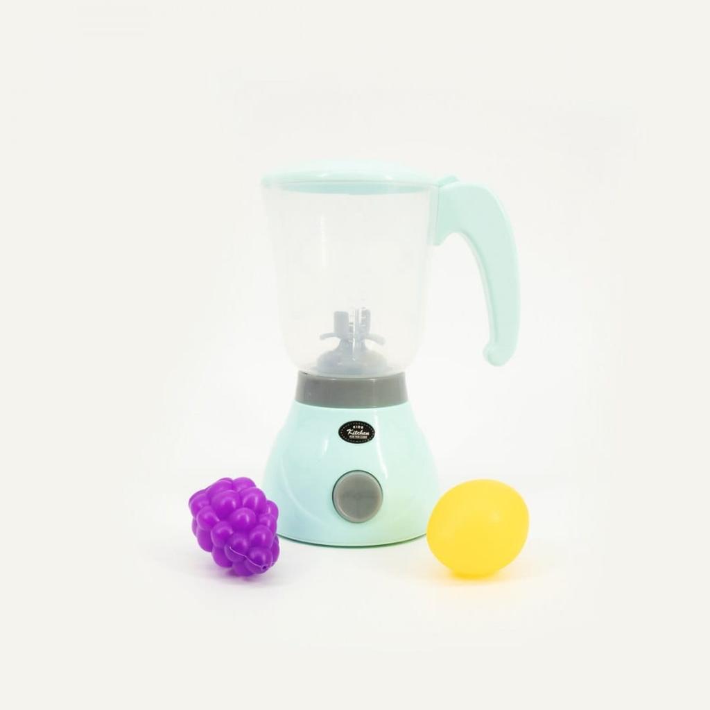 Battery-powered blender with fruit
