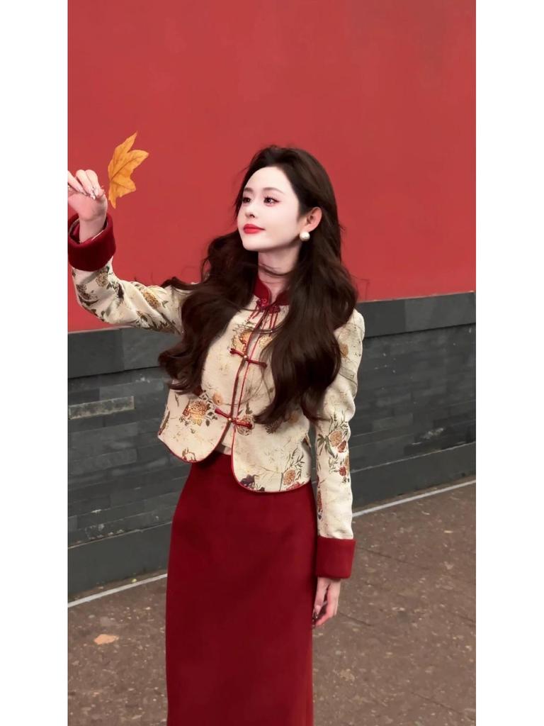 Женский праздничный костюм в стиле ретро с юбкой-чеонгсам красного цвета и вышитой курткой Тан на осень/зиму