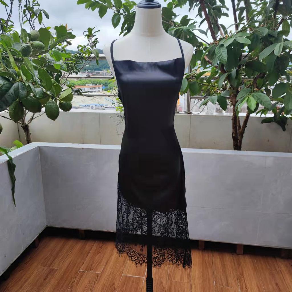 Платье из чистого кружева с открытой спиной и тонкими шнуровками