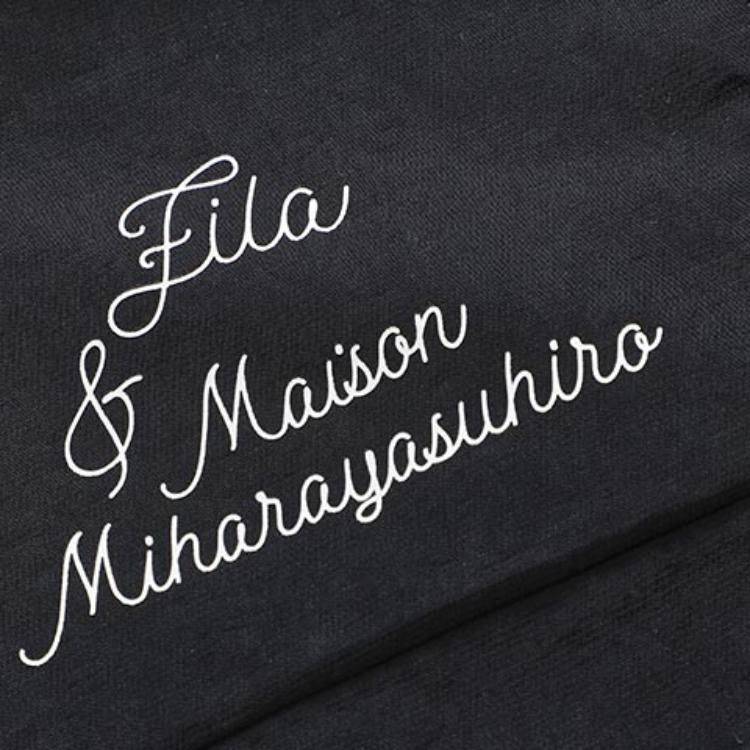 Fila X MIHARA YASUHIRO Однотонное платье-пуловер с принтом логотипа в виде букв, воротником-стойкой и без рукавов Женские платья Черный F11W233304F-BK