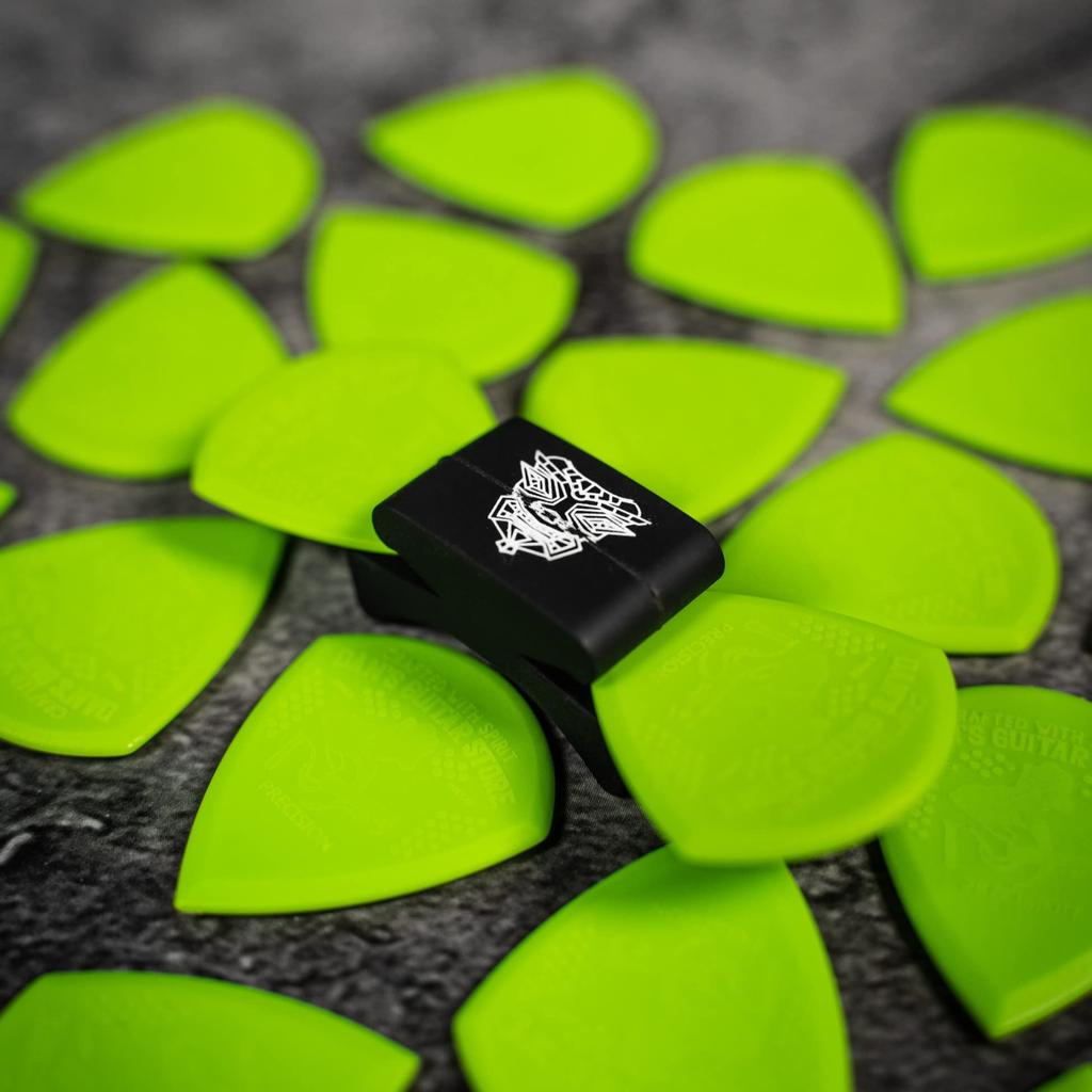 Guitar Store Precision Guitar Pick Mini Этот медиатор с 10 двойными фасками и дополнительным захватом идеально подходит для быстрых песен и скоростной игры, требующей особого внимания.