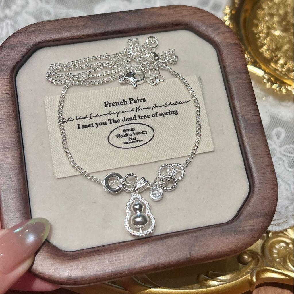 New Chinese-style frosted gourd necklace for women, light luxury niche high-end design pendant accessory, collarbone chain for ladies
