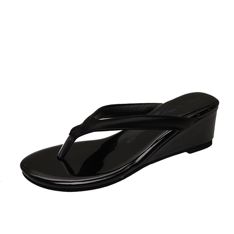 Фея ветер танкетка шлепанцы женские уличные 2025 новые французский темперамент с юбкой пляжные крутые тапочки