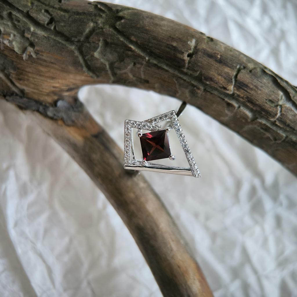Серебряное кольцо с натуральным гранатом 1.555ct, вес изделия 3,1 гр (2203971)
