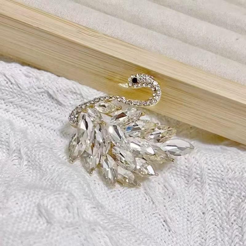 Available 2025 New Fashion Alloy Rhinestone Swan Corsage Vintage Crystal Brooch