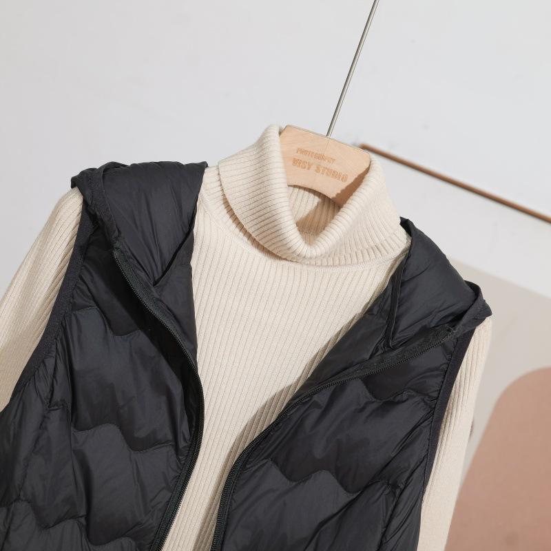 2025 Осень/Зима Большой размер Легкий длинный жилет из белого утиного пуха до колена с капюшоном и волнистым узором