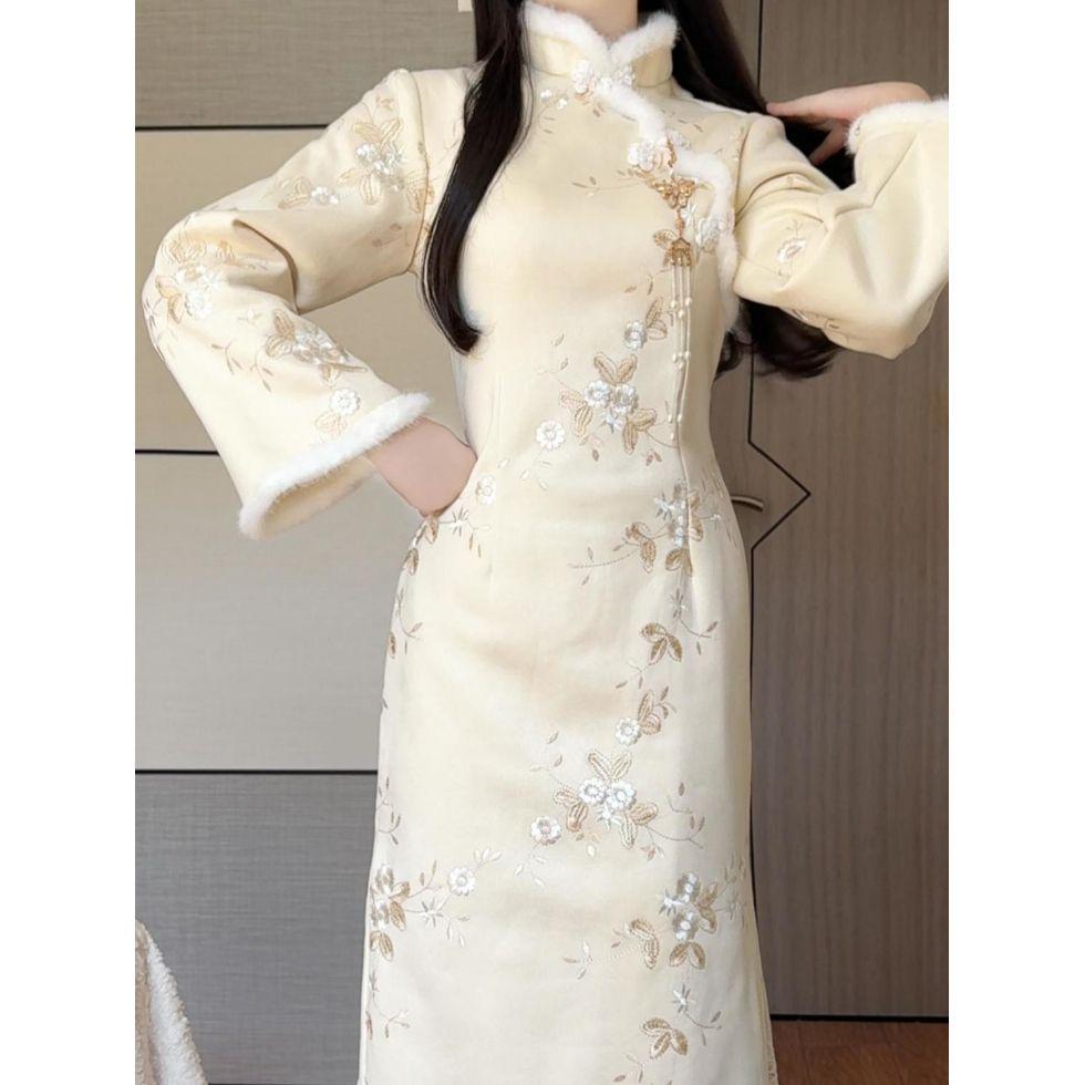 Зима 2025 г. Новое вышитое ципао цвета зеленого матча с бархатной подкладкой и меховым воротником — женское платье в китайском стиле