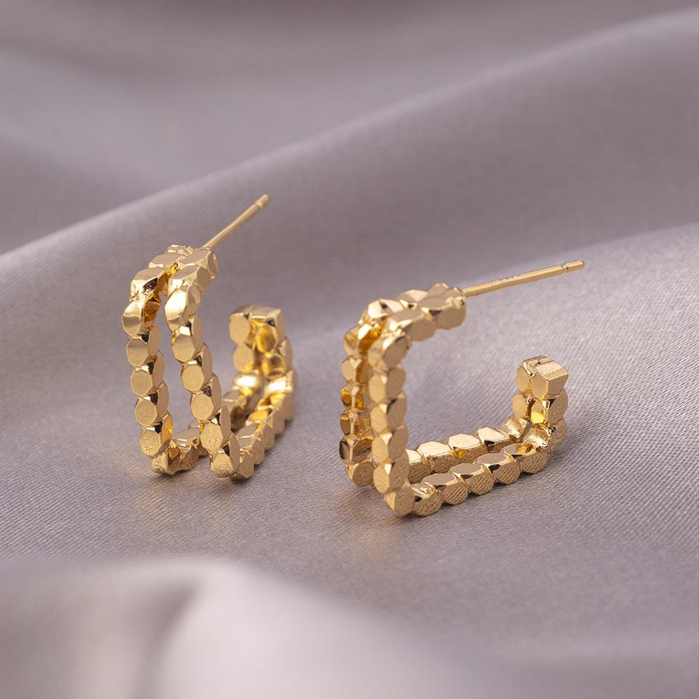 Серьги-иглы из серебра 925 пробы: Легкая роскошь, высококлассные пусеты и универсальный нишевый дизайн в виде колец для работы и стиля