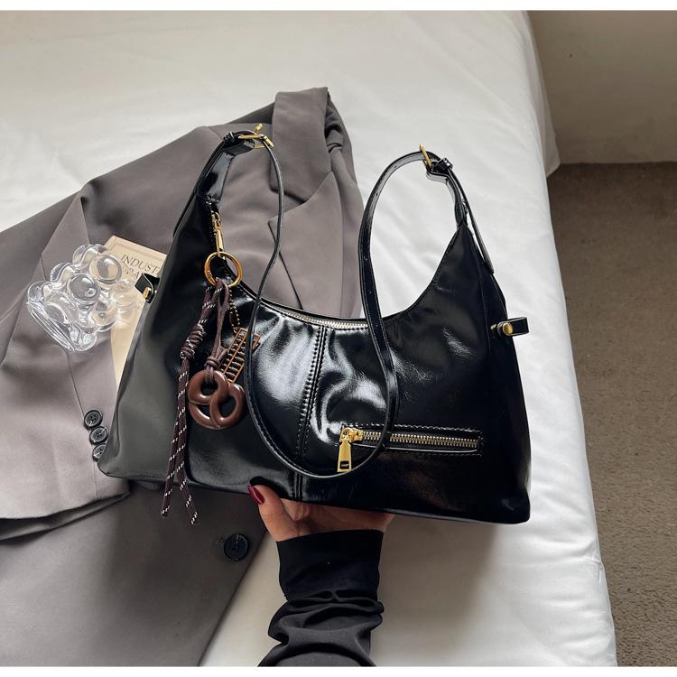 2025 новая маленькая сумка подмышку женская универсальная трендовая модная сумочка повседневная на плечо сумка-мессенджер