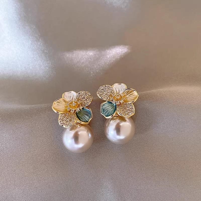 Light Luxury Exquisite Micro-inlaid Zircon Flower Earrings Elegant High-end Pearl Stud Earrings Niche Design Temperament Earrings