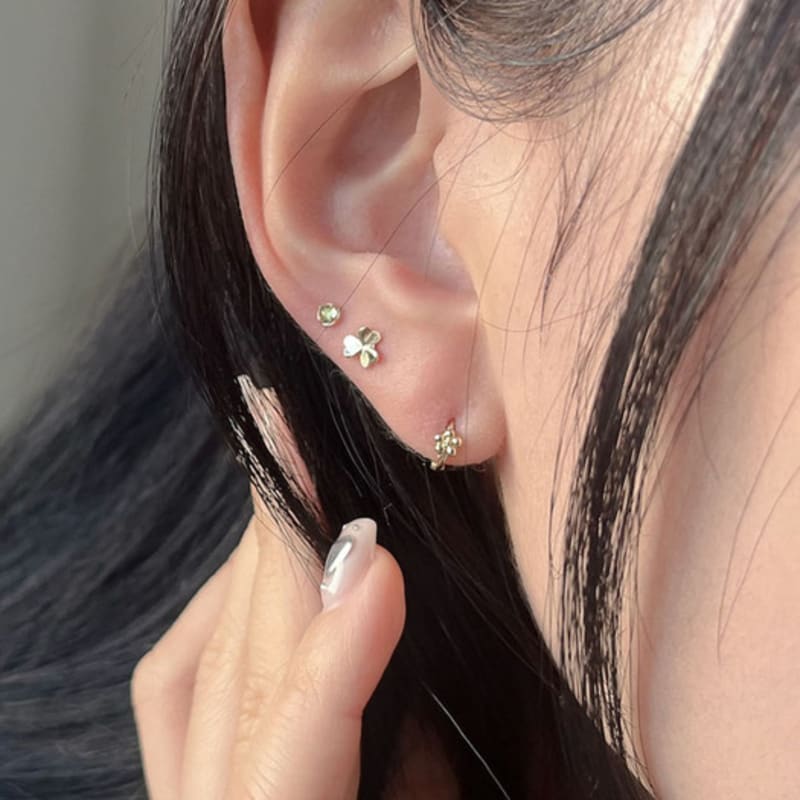 Youngglow 14k маленький цветок серьга-клипса