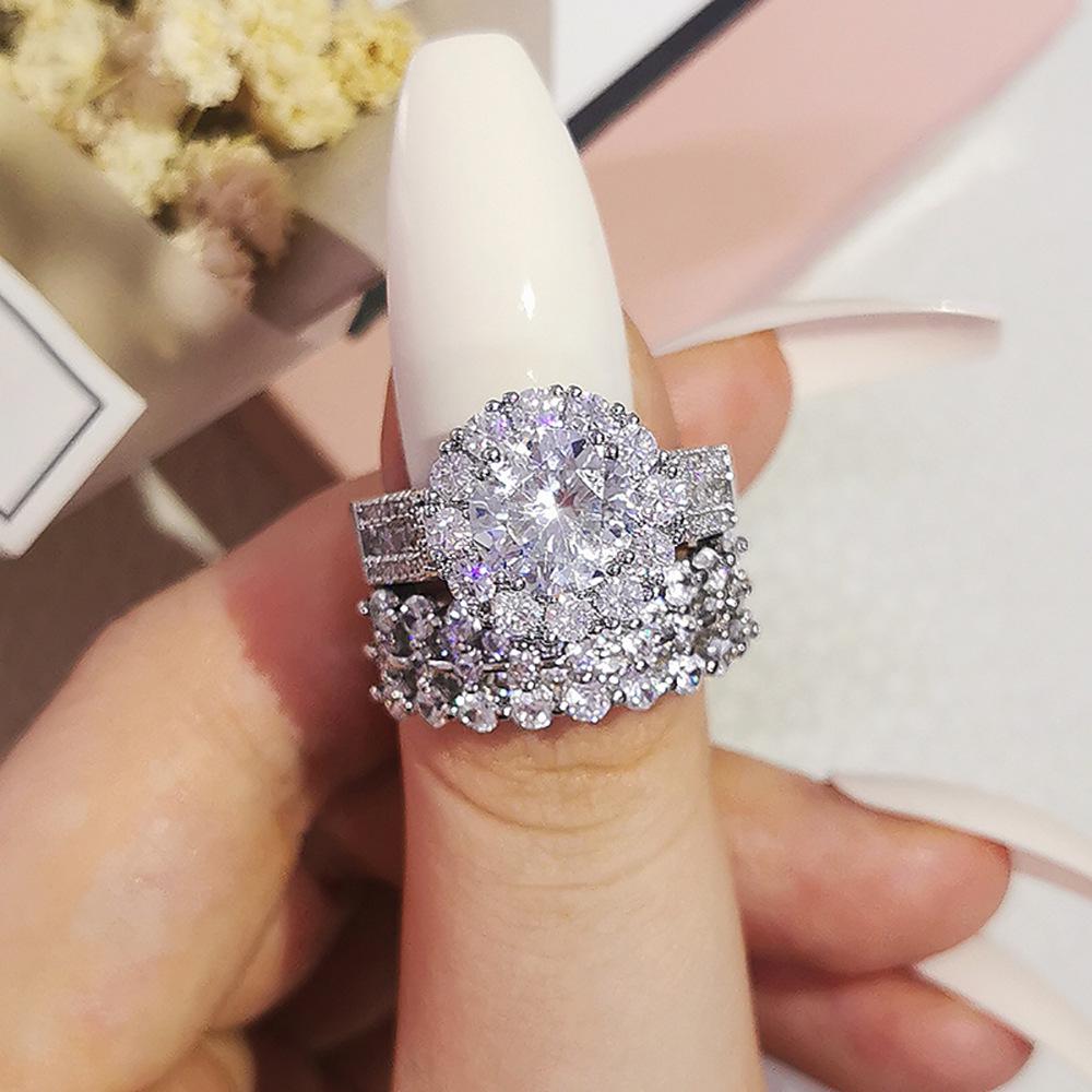 Женское комбинированное кольцо с микропаве из бриллиантов