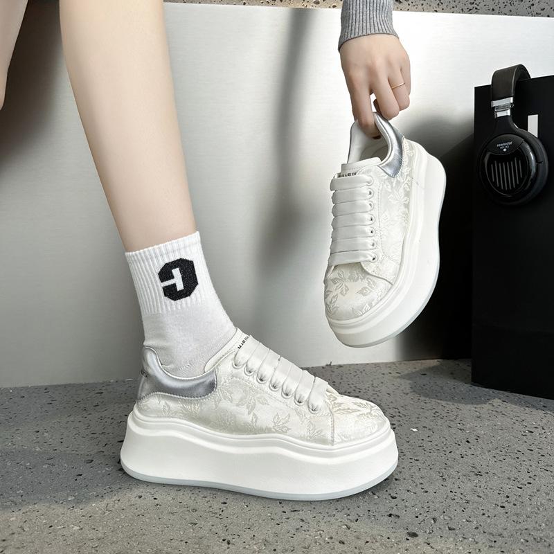 Breathable Thick-soled McQueen Little White Shoes Women's 2025 New Popular Spring and Autumn National Style Leisure Sports Muffin Board Shoes