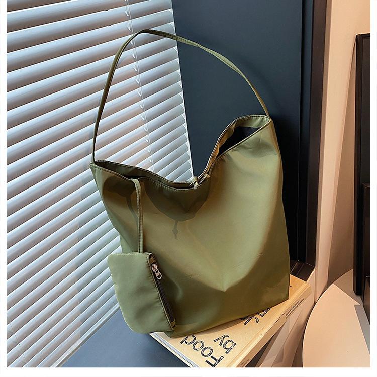 Корейская версия простой нейлоновой тканевой сумки большой вместимости из Дондэмуна 2025 новая ленивая в стиле кэжуал универсальная плечевая сумка-тоут