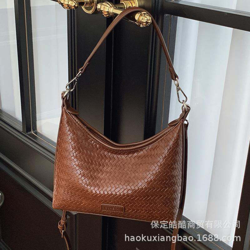 2025 new fashion woven handbag casual versatile high sense summer shoulder underarm bucket bag tote bag