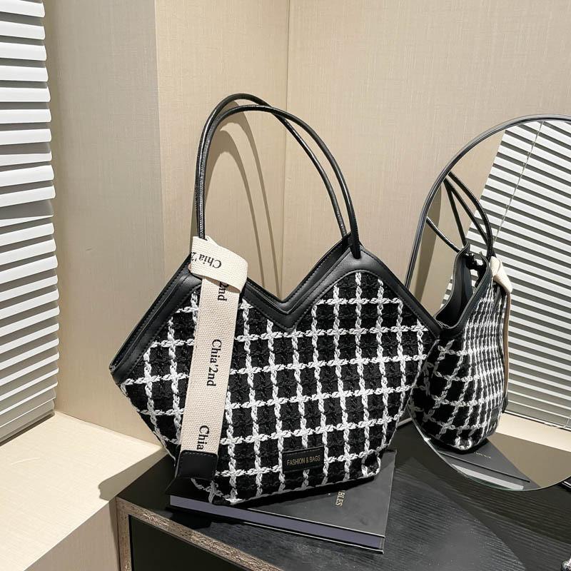 Trendy Fashionable Large Capacity Bucket Bag For Women With Chic Design And Comfort