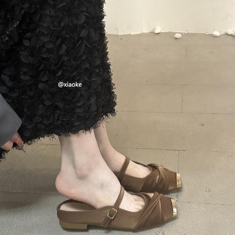 Полутапочки с квадратным металлическим носком и плоским каблуком. Весенние и летние тапочки с мягкой подошвой. Туфли Мэри Джейн. Одиночные туфли.