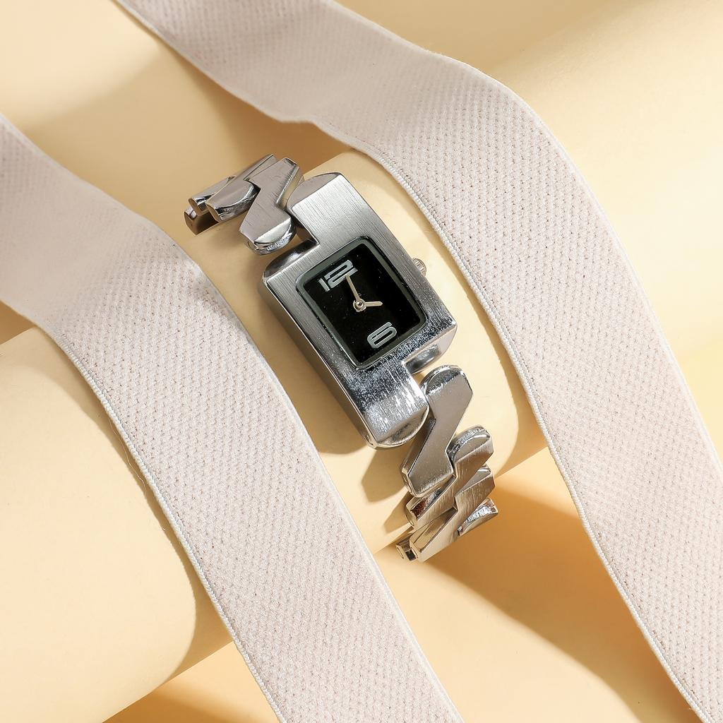 Женские модные кварцевые часы из рафинированной стали с циферблатом с арабскими цифрами и легким люксом.