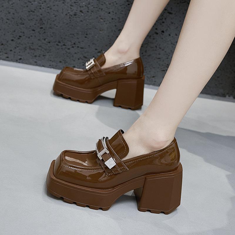 Женские лоферы на платформе 2025 весна и осень новинка универсальные увеличение роста один педаль толстый каблук черные в британском стиле маленькие кожаные туфли