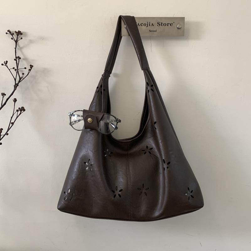 Полая сумка подмышку женская 2025 осень и зима корейская версия трендовая модная большая вместимость сумка-тоут нишевая ретро сумка на плечо