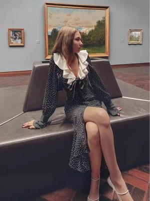 Женское осенне-зимнее французское платье с оборками на воротнике, в горошек, приталенное, с разрезом