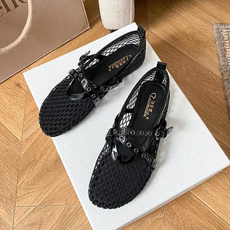 Модные дышащие балетки из сетки, женские модные балетки с дизайном заклепок и пряжки ремня, женские легкие и удобные летние повседневные кроссовки