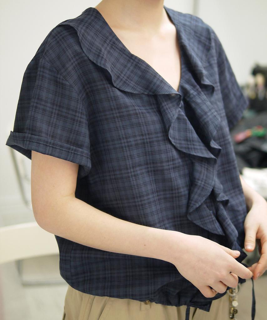 AFTERHOURS Ruffle Half Sleeve Blouse (Navy-Check)