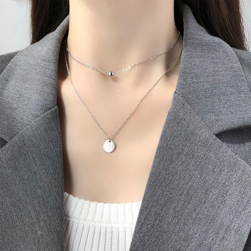 Корейская версия двухслойного ожерелья с цепочкой на ключицу для женщин, модный нишевый дизайн, простой легкий роскошный круглый фирменный кулон, подарок