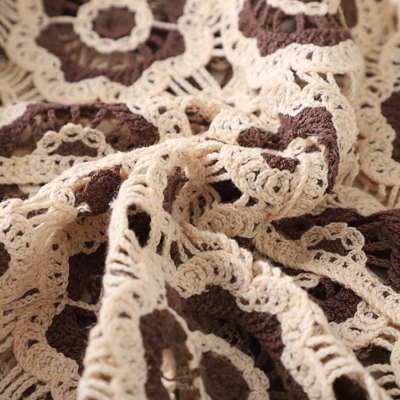 Женский вязаный свитер контрастного цвета в стиле ретро — круглая горловина, ажурный цветочный узор, длинный рукав, идеальный вариант для ранней осени.