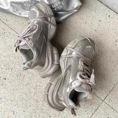 Жареный Уличный Грязный Грязный Порошок Ремешок Папочки Обувь Девушка 2025 Весна Четыре Сезона Ретро Толстая подошва Увеличивающая рост Спортивная Повседневная Беговая Обувь