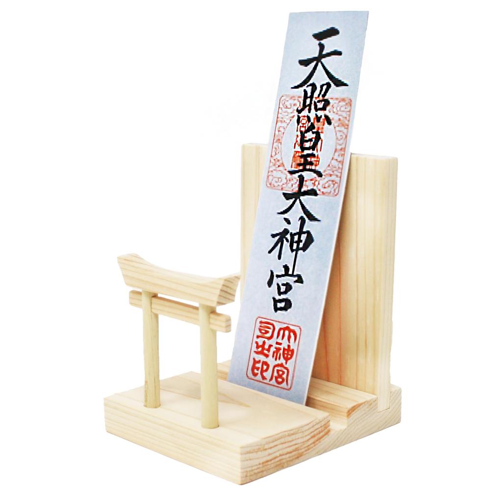 Синтоистский алтарь с воротами тории, изготовленный ремесленниками, идеально подходит для хранения талисманов, амулетов и других предметов.. Современный и простой, этот японский кипарис