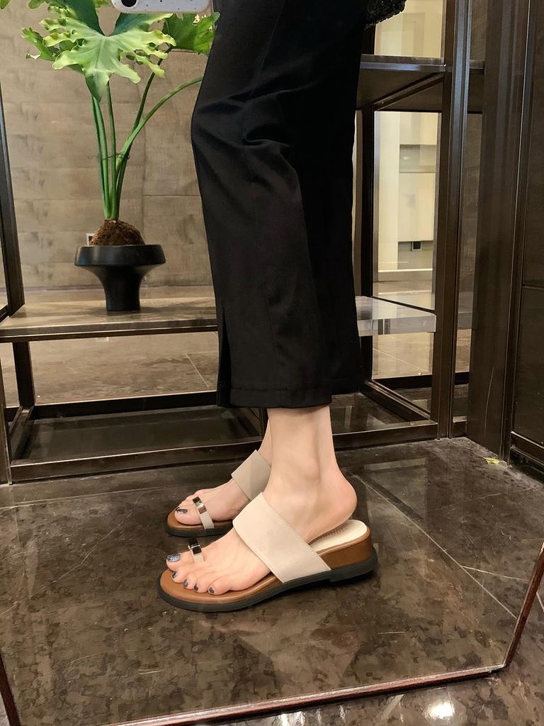 Модные женские шлепанцы на одно слово 2025 лето новинка уличные дышащие сланцы с перемычкой между пальцев на танкетке плоская обувь модное увеличение роста сандалии слипоны