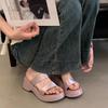 Модные шлепанцы на толстой подошве и наклонном каблуке для женщин, новинка лета 2025 года, уличные пляжные удобные сандалии в французском стиле с открытым носком