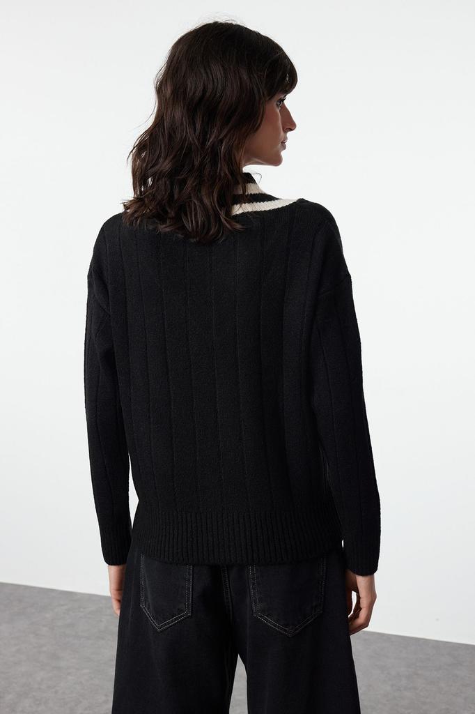 Women's Elegance Style Sweater Stone Soft Textured V-Neck Color Blocked Knitwear Sweater